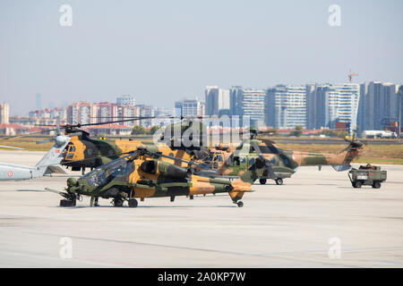 Istanbul, Turchia - Settembre-18,2019:Turco e aerei Russi in attesa di air show sulla pista dell'aeroporto di Ataturk. Foto Stock