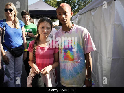 Ambientale svedese Greta attivista Thunberg stand con Jaden Smith prima di lei parla a Battery Park presso il clima globale Strike marzo nella città di New York il Venerdì, 20 settembre 2019. Il clima globale sciopero settimana di azione con scioperi in tutto il mondo dovrebbe smettere di 'business come di consueto' nel volto di 'l'emergenza climatica. Foto di Giovanni Angelillo/UPI Foto Stock