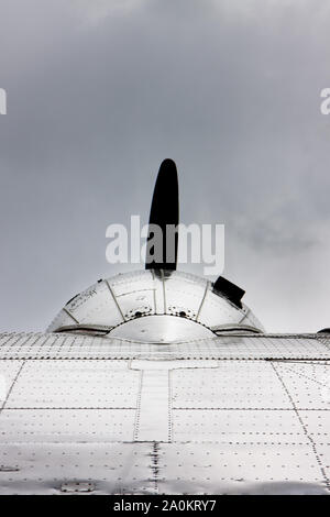 Ala e propulsore di un vintage Douglas DC-3 piano della marina militare argentino. Ushuaia, Argentina Foto Stock