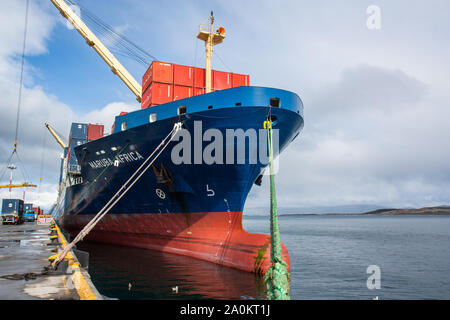 Nave cargo Maruba Africa agganciato e alleggerendo nel porto di Ushuaia. Argentina. Foto Stock