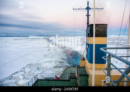 Icebreaker Kapitan Khlebnikov forgiare un percorso attraverso il mare di ghiaccio nel Mare di Weddell, Antartide Foto Stock