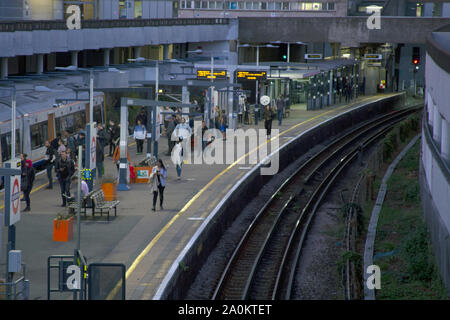Pendolari in attesa per il treno sulla piattaforma della stazione Gunnersbury, West London, England Regno Unito Foto Stock