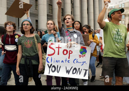 La città di New York, New York, Stati Uniti d'America. Xx Settembre, 2019. Grande folla di studenti la numerazione in decine di migliaia di persone hanno aderito altri clima attivisti di preoccupazione a livello globale, in Foley Square Manhattan per un rally e da marzo a Battery Park in Manhattan inferiore in un clima sciopero ispirata dal clima svedese Greta attivista Thunberg, che si rivolse al grande raduno. Credito: G. Ronald Lopez/ZUMA filo/Alamy Live News Foto Stock