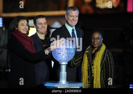 Manhattan, Stati Uniti d'America. 02Jan, 2016. NEW YORK, NY - 31 dicembre: New York City Mayor Bill de Blasio, Chirlane McCray esegue durante il cenone di fine anno a Times Square il 31 dicembre 2015 nella città di New York. Persone: New York City Mayor Bill de Blasio, Chirlane McCray Credito: tempeste Media Group/Alamy Live News Foto Stock