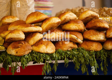 Cucina di strada in Messico, close up cemita messicano il pane su di coriandolo fresco Foto Stock