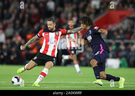 Southampton, Regno Unito. Xx Settembre 2019. Danny rali di Southampton spara al traguardo nonostante l'attenzione di Nathan di Bournemouth durante il match di Premier League tra Southampton e Bournemouth presso il St Mary's Stadium, Southampton venerdì 20 settembre 2019. (Credit: Jon Bromley | MI News) La fotografia può essere utilizzata solo per il giornale e/o rivista scopi editoriali, è richiesta una licenza per uso commerciale Credito: MI News & Sport /Alamy Live News Foto Stock