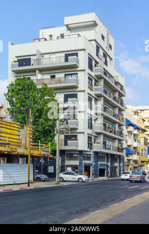 Tel Aviv, Israele - 19 Settembre 2019: Street view con la gente del posto e i turisti nella parte sud di Tel Aviv, Israele Foto Stock