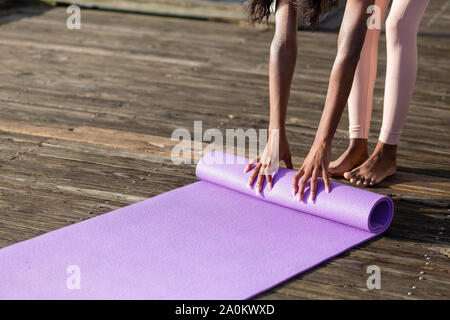 Tara facendo la mattina presto lo yoga al di fuori su di un giorno di estate Foto Stock