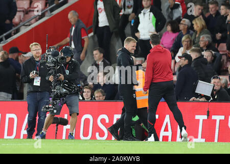 Southampton, Regno Unito. Xx Settembre 2019. Bournemouth manager Eddie HOWE scuote le mani con Richard Kitzbichler di Southampton durante il match di Premier League tra Southampton e Bournemouth presso il St Mary's Stadium, Southampton venerdì 20 settembre 2019. (Credit: Jon Bromley | MI News) La fotografia può essere utilizzata solo per il giornale e/o rivista scopi editoriali, è richiesta una licenza per uso commerciale Credito: MI News & Sport /Alamy Live News Foto Stock
