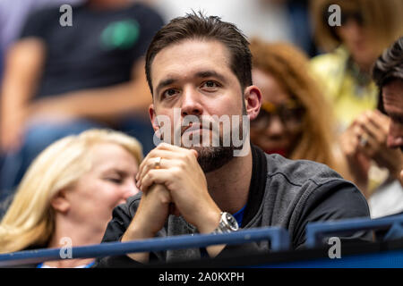 Serena Williams di Stati Uniti d'America's marito Alexis Ohanian guardarla mentre essa è in concorrenza nella fase finale del singolare femminile al 2019 US Open Tennis Foto Stock