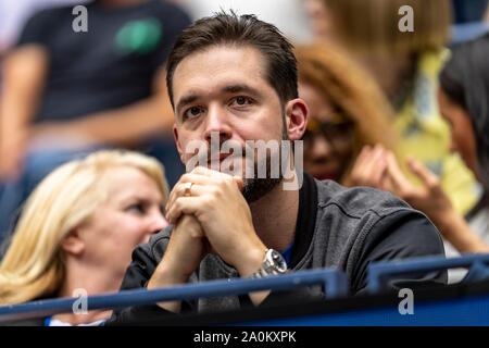 Serena Williams di Stati Uniti d'America's marito Alexis Ohanian guardarla mentre essa è in concorrenza nella fase finale del singolare femminile al 2019 US Open Tennis Foto Stock