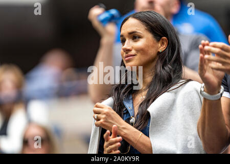 Meghan Markle cheers su amico Serena Williams di USA mentre essa è in concorrenza nella fase finale del singolare femminile al 2019 US Open Tennis Foto Stock