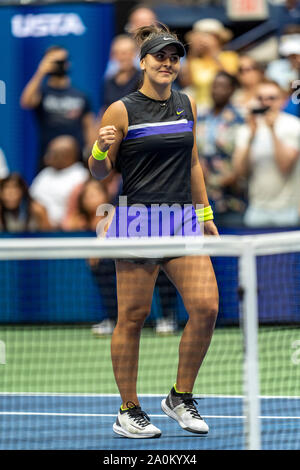 Bianca Andreescu del Canada è reazione emotiva dopo la sconfitta di Serena Williams di USA e vincendo il singolare femminile finali all'2019 US Open Foto Stock