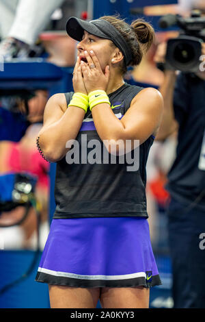 Bianca Andreescu del Canada è reazione emotiva dopo la sconfitta di Serena Williams di USA e vincendo il singolare femminile finali all'2019 US Open Foto Stock