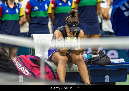 Bianca Andreescu del Canada è reazione emotiva dopo la sconfitta di Serena Williams di USA e vincendo il singolare femminile finali all'2019 US Open Foto Stock