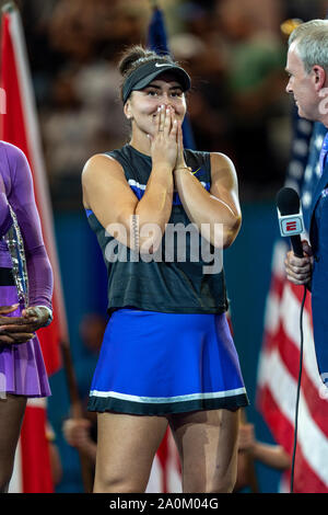 Bianca Andreescu del Canada è reazione emotiva dopo la sconfitta di Serena Williams e vincendo le donne singoli finali all'2019 US Open Tennis Foto Stock