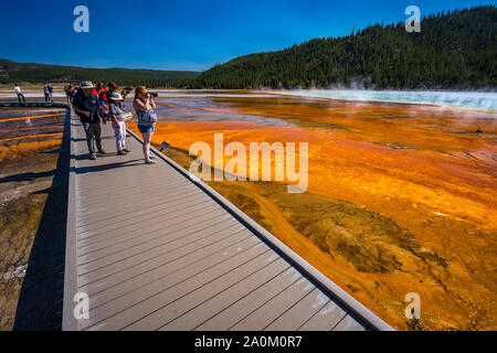 Parco Nazionale di Yellowstone, Wyoming USA - percorso a piedi attraverso il Grand Prismatic Spring Foto Stock