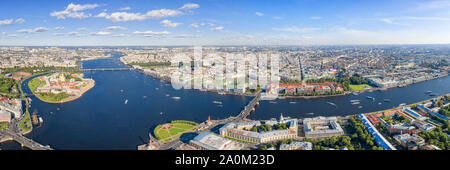Antenna di grande vista panoramica del fiume Neva a San Pietroburgo, Russia. Hermitage, Admiralty, la cattedrale di San Isacco, la fortezza di Pietro e Paolo e molti Foto Stock