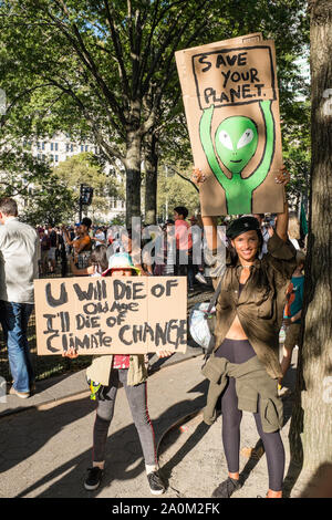 New York, Stati Uniti d'America. Xx Settembre 2019. Migliaia di studenti così come gli adulti si sono riuniti a New York per il clima globale sciopero, incontro di Foley Square vicino al governo federale e gli edifici di New York City Hall e marciando in centro per Battery Park, dove il clima svedese attivista e portavoce Greta Thunberg rivolto alla folla. Una donna che tiene un cartello con una foto di un verde Alien, lettura 'salva il vostro pianeta'' e una ragazza tiene una lettura del segno "U morirà di vecchiaia farò morire di cambiamento climatico.' Credit: Ed Lefkowicz/Alamy Live News Foto Stock