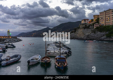 Vista sul porto di Camogli durante il crepuscolo in Liguria, Italia Foto Stock