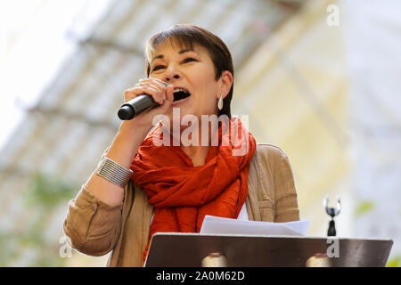 Londra, Regno Unito. Xx Settembre, 2019. Partito dei Verdi MP, Caroline Lucas durante la dimostrazione.centinaia di giovani di tutto il mondo le mani giunte nel terzo tali worldwide global clima sciopero e potrebbe essere il più grande giorno di dimostrazioni del clima nella storia. Credito: SOPA Immagini limitata/Alamy Live News Foto Stock