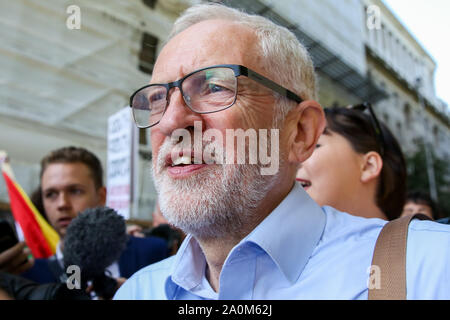 Londra, Regno Unito. Xx Settembre, 2019. Leader laburista, Jeremy Corbyn durante le dimostrazioni.centinaia di giovani di tutto il mondo le mani giunte nel terzo tali worldwide global clima sciopero e potrebbe essere il più grande giorno di dimostrazioni del clima nella storia. Credito: SOPA Immagini limitata/Alamy Live News Foto Stock