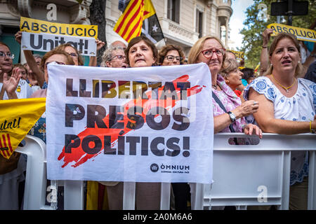 Barcellona, Spagna. Xx Settembre, 2019. Un manifestante detiene una targhetta per chiedere la libertà del catalano prigionieri politici durante la dimostrazione.convocato dall'entità culturale 'mnium centinaia di persone ricordare il 20-N due anni fa quando la Guardia civile spagnola di polizia, registrato la sede dell'economia della Catalogna. Il 20-N concentrazioni erano parte di accusa nel processo del catalano politici attualmente in carcere e ancora in attesa di una sentenza di condanna penale. Credito: SOPA Immagini limitata/Alamy Live News Foto Stock