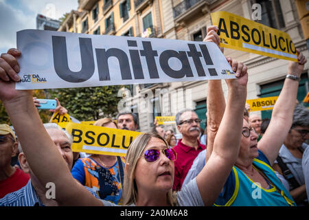 Barcellona, Spagna. Xx Settembre, 2019. Un manifestante detiene una targhetta chiamando per l unità di tutti indipendenti le forze politiche durante la dimostrazione.convocato dall'entità culturale 'mnium centinaia di persone ricordare il 20-N due anni fa quando la Guardia civile spagnola di polizia, registrato la sede dell'economia della Catalogna. Il 20-N concentrazioni erano parte di accusa nel processo del catalano politici attualmente in carcere e ancora in attesa di una sentenza di condanna penale. Credito: SOPA Immagini limitata/Alamy Live News Foto Stock