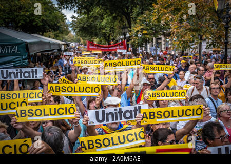 Barcellona, Spagna. Xx Settembre, 2019. Una folla di dimostranti mostrano cartelli chiamando per l'assoluzione del catalano prigionieri politici durante la protesta.convocato dall'entità culturale 'mnium centinaia di persone ricordare il 20-N due anni fa quando la Guardia civile spagnola di polizia, registrato la sede dell'economia della Catalogna. Il 20-N concentrazioni erano parte di accusa nel processo del catalano politici attualmente in carcere e ancora in attesa di una sentenza di condanna penale. Credito: SOPA Immagini limitata/Alamy Live News Foto Stock
