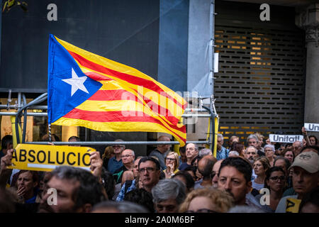 Barcellona, Spagna. Xx Settembre, 2019. Una bandiera per l' indipendenza della Catalogna si vede in mezzo alla folla durante la dimostrazione.convocato dall'entità culturale 'mnium centinaia di persone ricordare il 20-N due anni fa quando la Guardia civile spagnola di polizia, registrato la sede dell'economia della Catalogna. Il 20-N concentrazioni erano parte di accusa nel processo del catalano politici attualmente in carcere e ancora in attesa di una sentenza di condanna penale. Credito: SOPA Immagini limitata/Alamy Live News Foto Stock