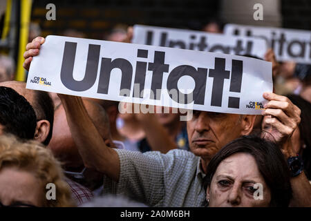 Barcellona, Spagna. Xx Settembre, 2019. Un manifestante detiene una targhetta chiamando per l unità di tutti indipendenti le forze politiche durante la dimostrazione.convocato dall'entità culturale 'mnium centinaia di persone ricordare il 20-N due anni fa quando la Guardia civile spagnola di polizia, registrato la sede dell'economia della Catalogna. Il 20-N concentrazioni erano parte di accusa nel processo del catalano politici attualmente in carcere e ancora in attesa di una sentenza di condanna penale. Credito: SOPA Immagini limitata/Alamy Live News Foto Stock