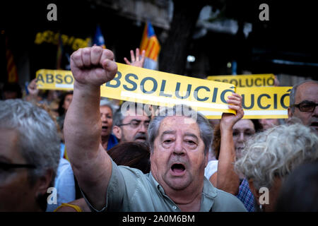 Barcellona, Spagna. Xx Settembre, 2019. Un manifestante canta il catalano inno nazionale con il suo pugno alzato durante la dimostrazione.convocato dall'entità culturale 'mnium centinaia di persone ricordare il 20-N due anni fa quando la Guardia civile spagnola di polizia, registrato la sede dell'economia della Catalogna. Il 20-N concentrazioni erano parte di accusa nel processo del catalano politici attualmente in carcere e ancora in attesa di una sentenza di condanna penale. Credito: SOPA Immagini limitata/Alamy Live News Foto Stock