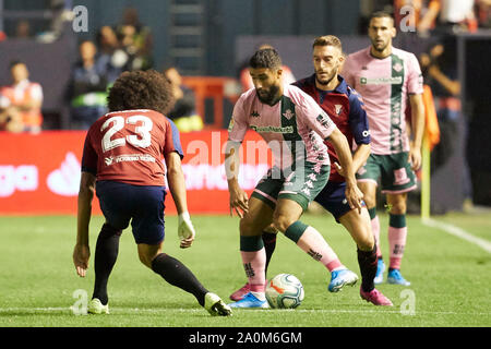 Pamplona, Spagna. Xx Settembre, 2019. Aridane Hernandez (difensore; CA Osasuna) e Roberto Torres (centrocampista; CA Osasuna) sono visto in azione durante il calcio spagnolo del Liga Santander, match tra CA Osasuna e Real Betis al Sadar Stadium, in Pamplona.(punteggio finale; CA Osasuna 0:0 Real Betis) Credito: SOPA Immagini limitata/Alamy Live News Foto Stock