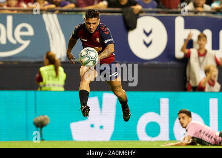 Pamplona, Spagna. Xx Settembre, 2019. Chimy Avila (avanti; CA Osasuna) visto in azione durante il calcio spagnolo del Liga Santander, match tra CA Osasuna e Real Betis al Sadar Stadium, in Pamplona.(punteggio finale; CA Osasuna 0:0 Real Betis) Credito: SOPA Immagini limitata/Alamy Live News Foto Stock