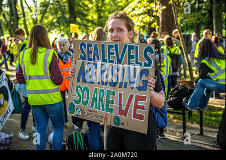 Città di Edimburgo, Regno Unito. Xx Settembre, 2019. Un manifestante detiene una targhetta durante la dimostrazione.migliaia di genitori e studenti hanno preso parte in marzo a Edimburgo come parte del clima globale movimento di sciopero dopo una serie di incontri rocciosa prima con la polizia in Scozia e membri della città di consiglio di Edimburgo che ha visto le minacce di arresti compiuti verso un 15-anno-vecchio. Credito: SOPA Immagini limitata/Alamy Live News Foto Stock