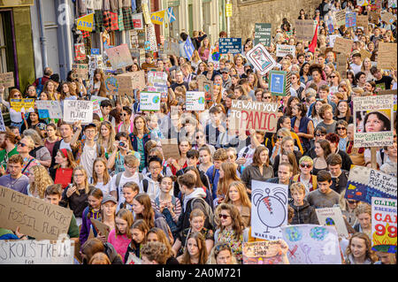 Città di Edimburgo, Regno Unito. Xx Settembre, 2019. Manifestanti tenere cartelloni durante la dimostrazione.migliaia di genitori e studenti hanno preso parte in marzo a Edimburgo come parte del clima globale movimento di sciopero dopo una serie di incontri rocciosa prima con la polizia in Scozia e membri della città di consiglio di Edimburgo che ha visto le minacce di arresti compiuti verso un 15-anno-vecchio. Credito: SOPA Immagini limitata/Alamy Live News Foto Stock