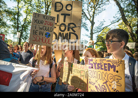 Città di Edimburgo, Regno Unito. Xx Settembre, 2019. Manifestanti tenere cartelloni durante la dimostrazione.migliaia di genitori e studenti hanno preso parte in marzo a Edimburgo come parte del clima globale movimento di sciopero dopo una serie di incontri rocciosa prima con la polizia in Scozia e membri della città di consiglio di Edimburgo che ha visto le minacce di arresti compiuti verso un 15-anno-vecchio. Credito: SOPA Immagini limitata/Alamy Live News Foto Stock