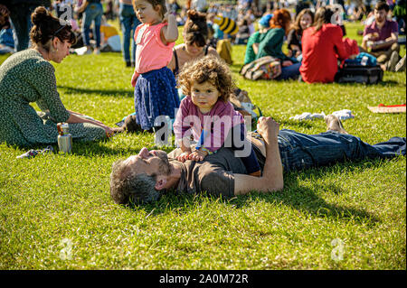 Città di Edimburgo, Regno Unito. Xx Settembre, 2019. Un padre gioca con la sua figlia durante la protesta.migliaia di genitori e studenti hanno preso parte in marzo a Edimburgo come parte del clima globale movimento di sciopero dopo una serie di incontri rocciosa prima con la polizia in Scozia e membri della città di consiglio di Edimburgo che ha visto le minacce di arresti compiuti verso un 15-anno-vecchio. Credito: SOPA Immagini limitata/Alamy Live News Foto Stock