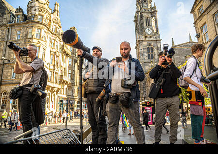 Città di Edimburgo, Regno Unito. Xx Settembre, 2019. Premere i fotografi di attendere presso il Royal Mile prima del mese di marzo.migliaia di genitori e studenti hanno preso parte in marzo a Edimburgo come parte del clima globale movimento di sciopero dopo una serie di incontri rocciosa prima con la polizia in Scozia e membri della città di consiglio di Edimburgo che ha visto le minacce di arresti compiuti verso un 15-anno-vecchio. Credito: SOPA Immagini limitata/Alamy Live News Foto Stock