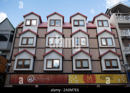 Ushuaia, Argentina - 2 Aprile 2012: architettura tipica nel centro della città Foto Stock