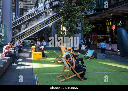 I lavoratori della città a piacere, base dell'edificio Leadenhall, City of London, England, Regno Unito Foto Stock