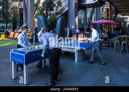 I lavoratori della città a piacere, base dell'edificio Leadenhall, City of London, England, Regno Unito Foto Stock