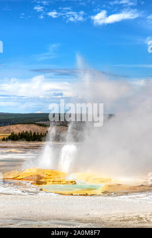 A clessidra Geyser che gorgogliano alla fontana vaso di vernice area del Parco Nazionale di Yellowstone in Wyoming, STATI UNITI D'AMERICA. Foto Stock