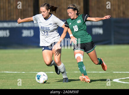 Washington, DC, Stati Uniti d'America. Xx Settembre, 2019. 20190920 - Georgetown defender MEAGHAN NALLY (23) fends off Ohio defender SYDNEY LECKIE (18), come lei aziona la pallina in Ohio University zona durante la prima metà al campo di Shaw a Washington. Credito: Chuck Myers/ZUMA filo/Alamy Live News Foto Stock