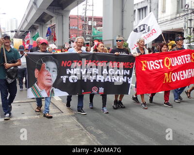 Manila, Filippine. Xx Settembre, 2019. Circa 5 mila manifestanti provenienti da diverse organizzazioni giovanili, popolazioni indigene, vittime di EJK e dei gruppi militanti (che sono contrassegnati in rosso comunista-gruppo di terrore dal governo) raccolti e convergenza al Luneta Park Settembre 20, 2019, esprimendo la loro forte "mai più", alla vigilia del XLVII anniversario della proclamazione della legge marziale. (Foto di Giuseppe Dacalanio/Pacific Stampa) Credito: Pacific Press Agency/Alamy Live News Foto Stock