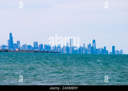 Chicago Skyline attraverso il lago Michigan da Indiana Shore Foto Stock