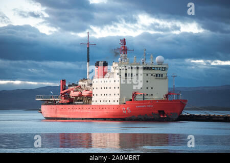 Ushuaia, Argentina - 27 Marzo 2019: a dritta di una grande attività rompighiaccio della marina militare argentina ormeggiati nel porto della città. Foto Stock