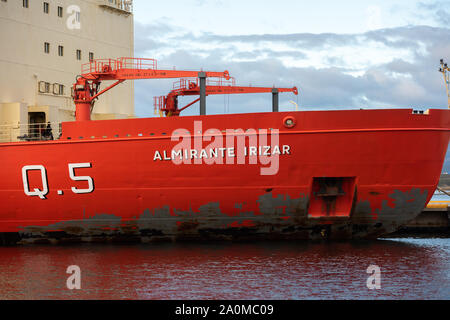 Ushuaia, Argentina - 27 Marzo 2019: scafo danneggiato dal ghiaccio di un icebreaker argentino della Marina nel porto della città. Foto Stock