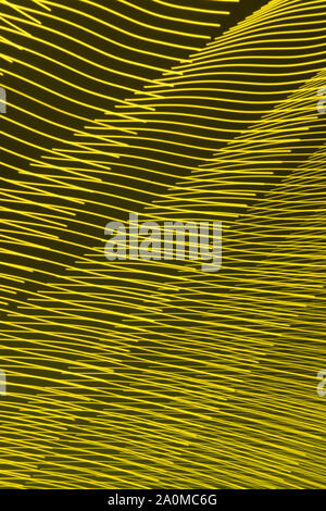 Abstract lunga esposizione sfocata linee di luce in bianco e nero e sfondo giallo . Forme geometriche Foto Stock