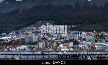 Ushuaia, Argentina - 2 Aprile 2012: strade, architettura, la baia e la foresta. Foto Stock